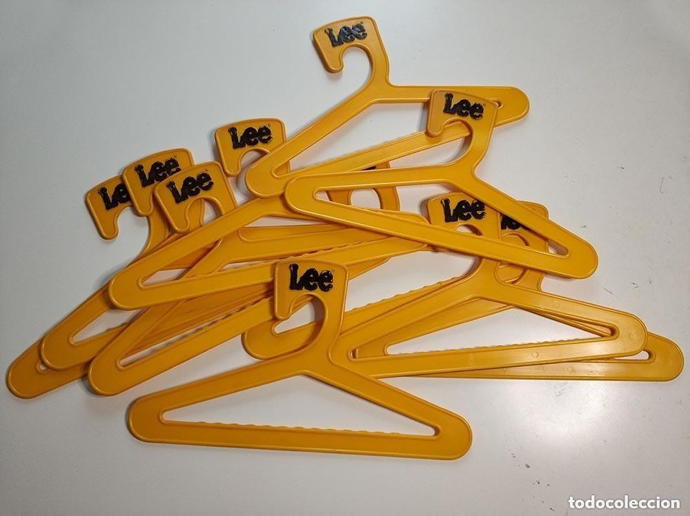 Vintage: Lote de 10 perchas amarillas vintage de la marca pantalones Lee