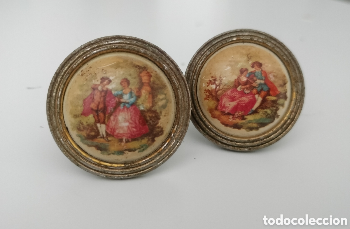 Vintage: PAREJA DE TIRADORES VINTAGE A&Ntilde;OS 50-60. METAL Y PORCELANA ESCENA ROM&Aacute;NTICA. 3,5 CM.