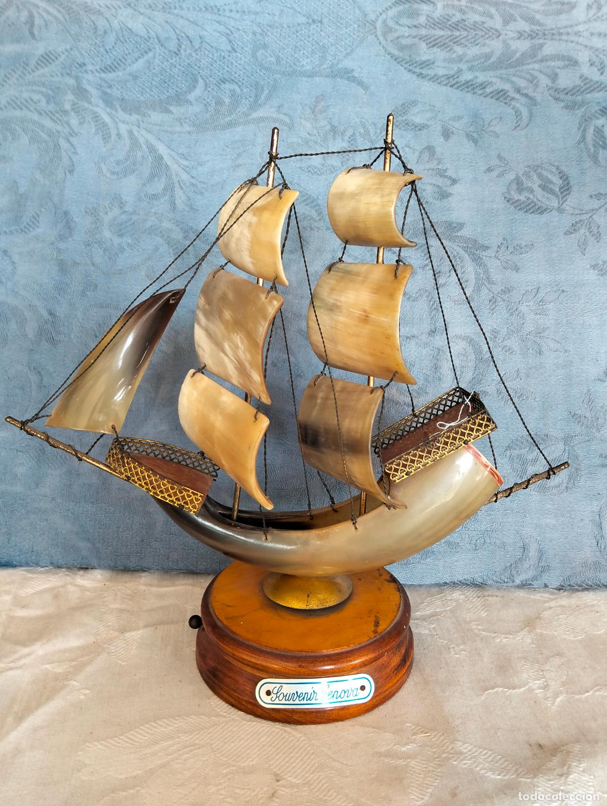 Vintage: Figura decorativa de cuerno hueso cornamenta Barco velero Souvenir Genova Santa Lucia caja musical