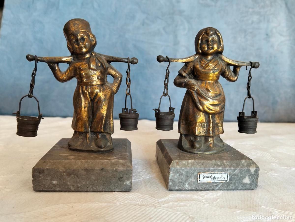 Vintage: Pareja de figuras decorativas chico chica belgas metal dorado peana de piedra souvenir Bruxelles