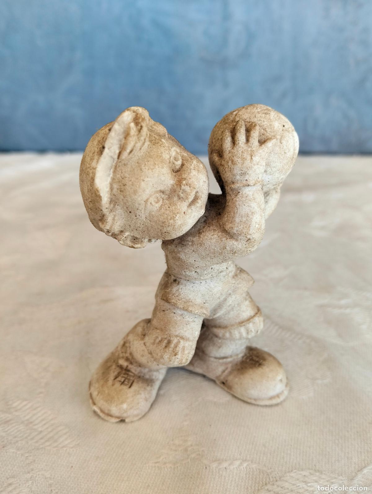 Vintage: Figura decorativa de ni&ntilde;o jugando a pelota figurita piedra blanca o similar vintage a&ntilde;os 70-80