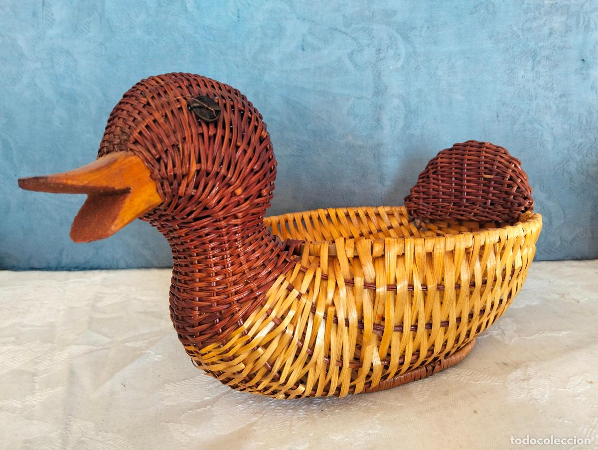 Vintage: Cesta decorativa vintage mimbre figura de pato patito blanco beige marr&oacute;n pico madera