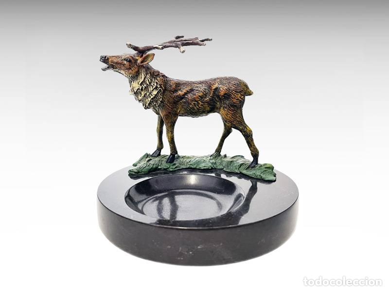 Vintage: Cinzeiro de m&aacute;rmore preto com est&aacute;tua de cervo de bronze (1475)