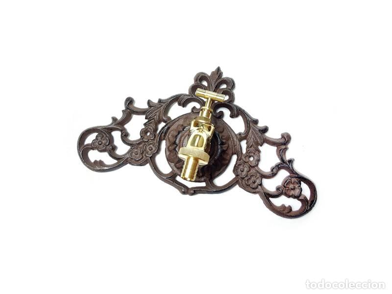 Vintage: Ornamento de parede para jardim; em ferro fundido; com torneira - Art Nouveau (2124)