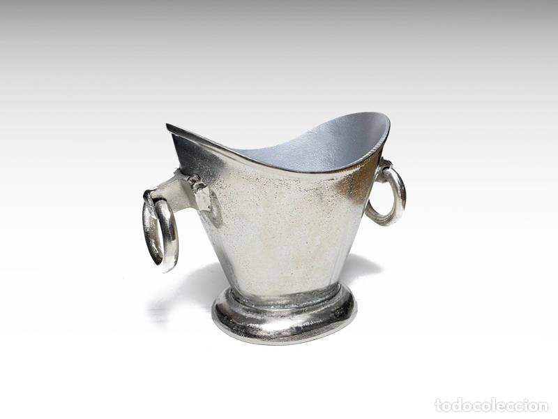 Vintage: Refrigerador de vinho; em alum&iacute;nio fundido; balde de gelo com al&ccedil;as (1466)