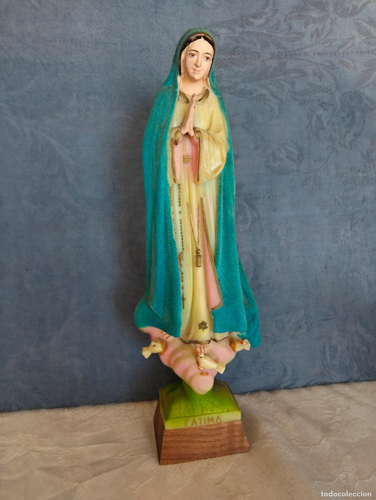 Vintage: Figura decorativa Virgen de F&aacute;tima orando con p&aacute;jaros pajaritos reco. base madera marca el tiempo