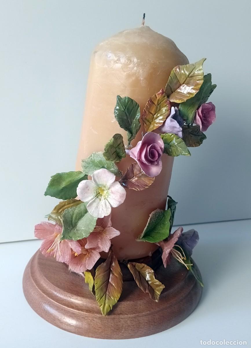 Vintage: CIRIO O VELA DECORATIVA (CON FLORES Y EN BASE REDONDA DE MADERA)