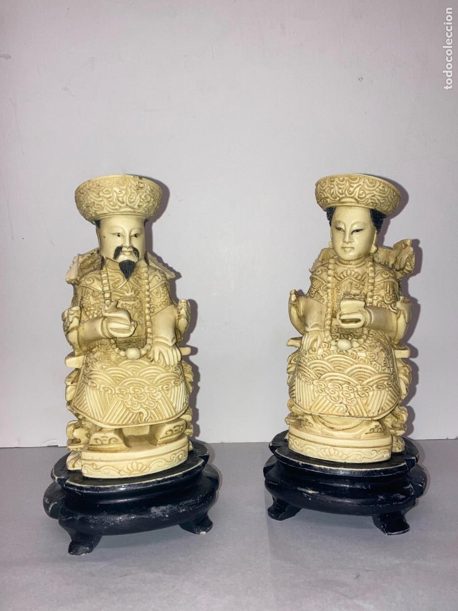 Vintage: Pareja de figuras emperadores chinos en resina tallada.
