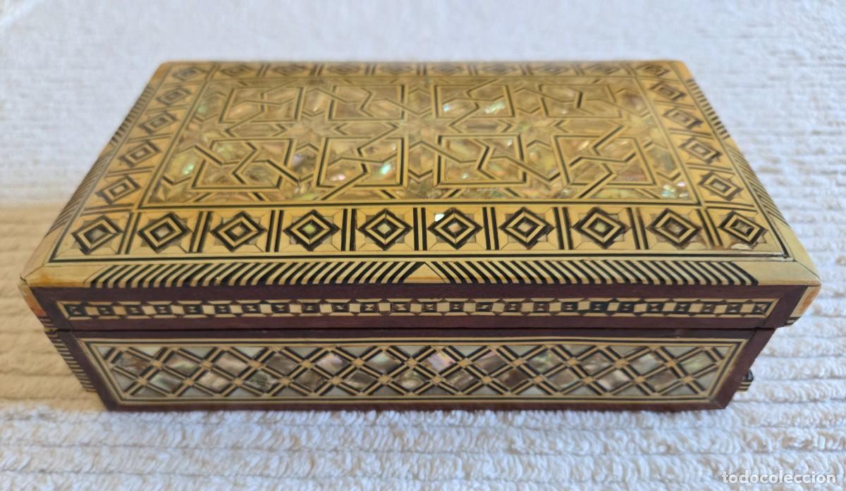 Vintage: Cofre joyero en madera con marqueter&iacute;a madreperla. A&ntilde;os 70