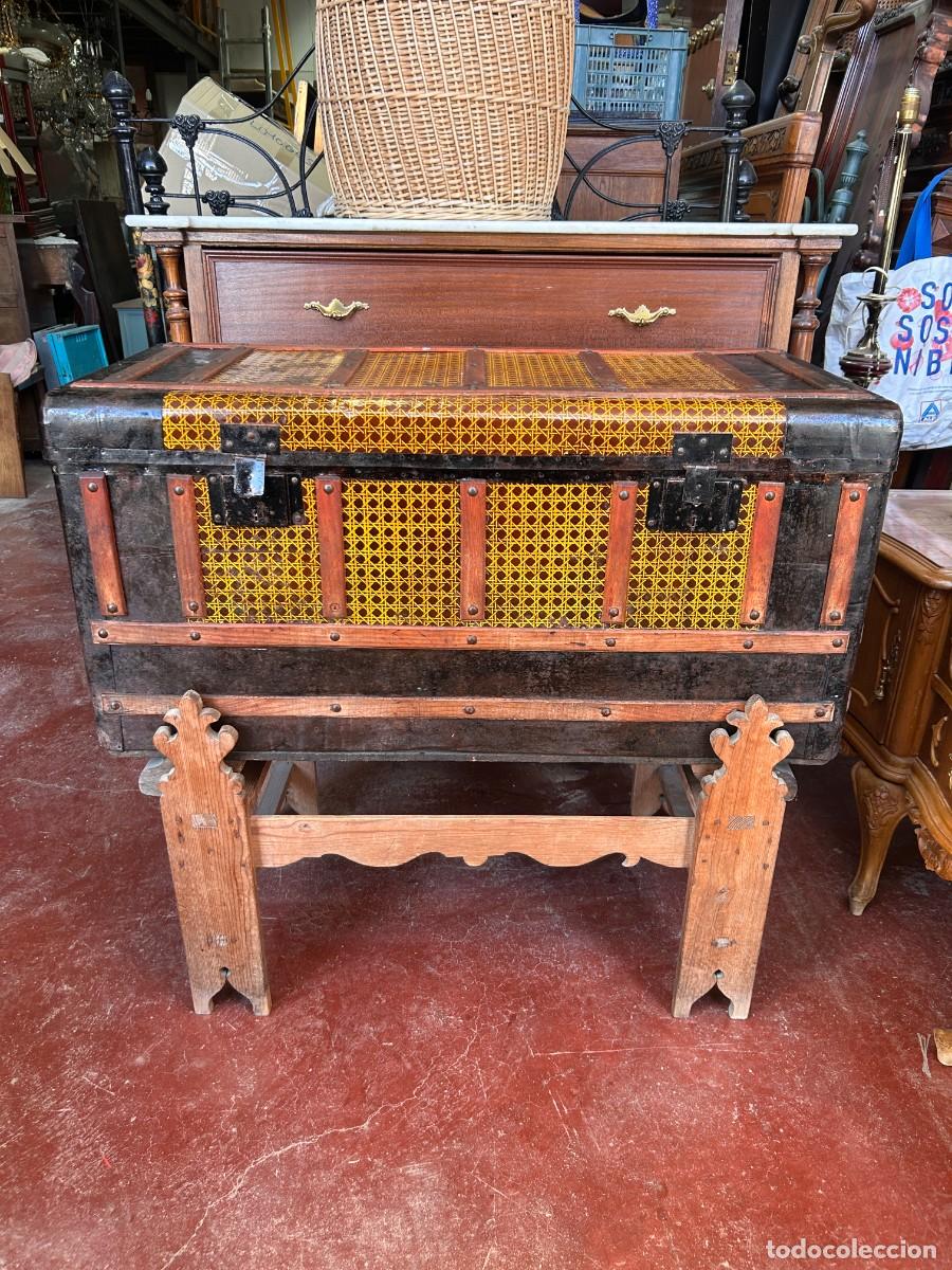 Vintage: Antiguo ba&uacute;l con soporte