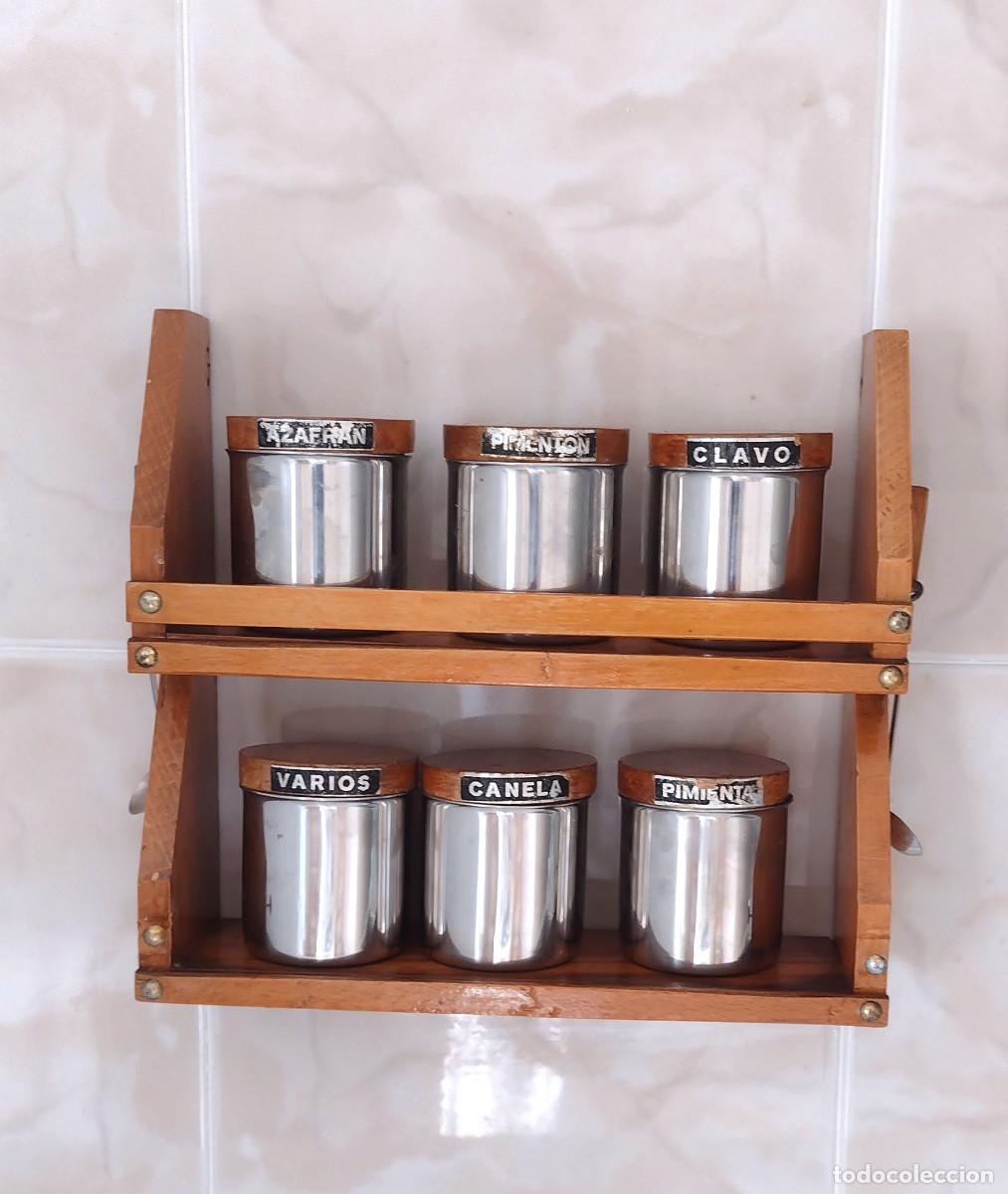 Vintage: ESPECIERO colgante de madera 25x23 cm con 6 tarros de acero inox tapa de madera. A&ntilde;os 60 - Especias