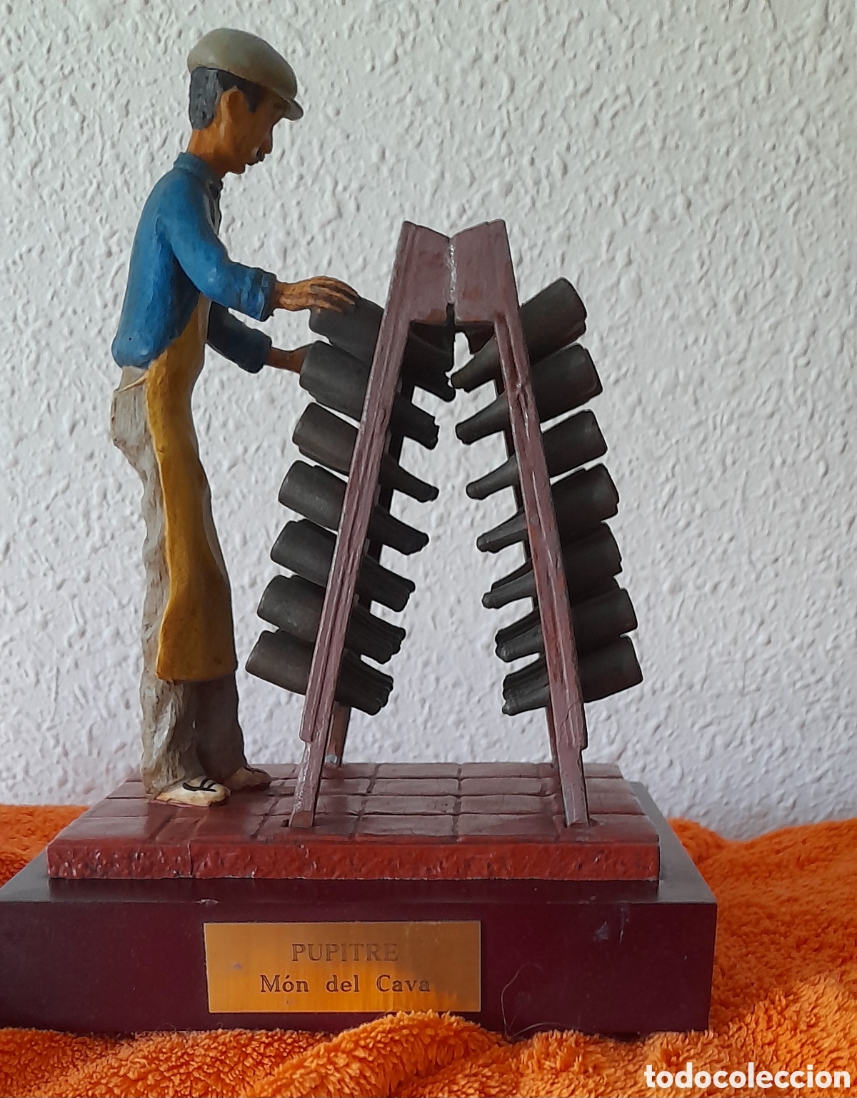 Vintage: Figura de bodeguero en pupitre de cava