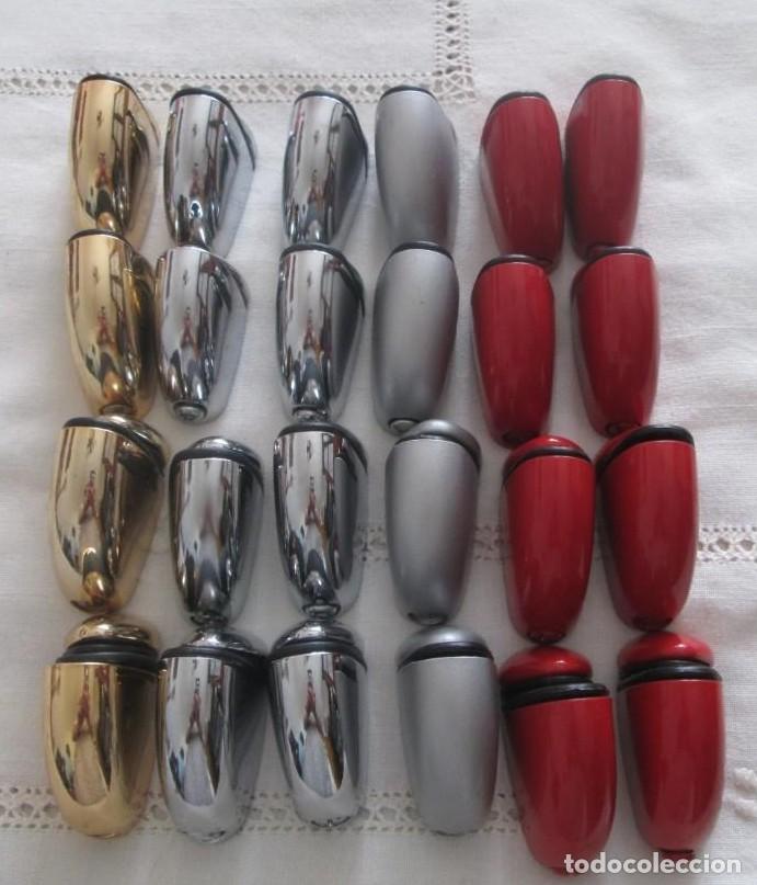 Vintage: Peque&ntilde;o lote de 24 soportes para baladas en metal y 4 colores diferentes.