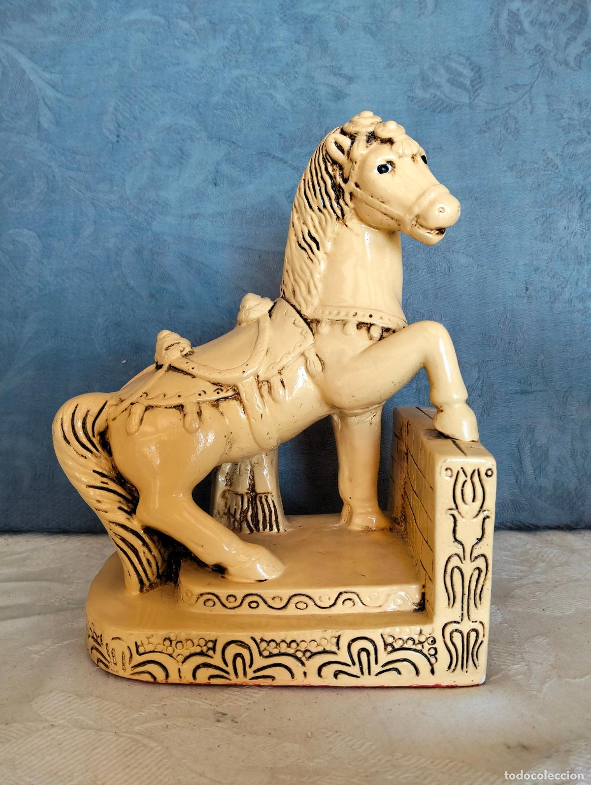 Vintage: Figura de caballo cer&aacute;mica o escayola beige con base decorada estilo oriental vintage a&ntilde;os 60-70