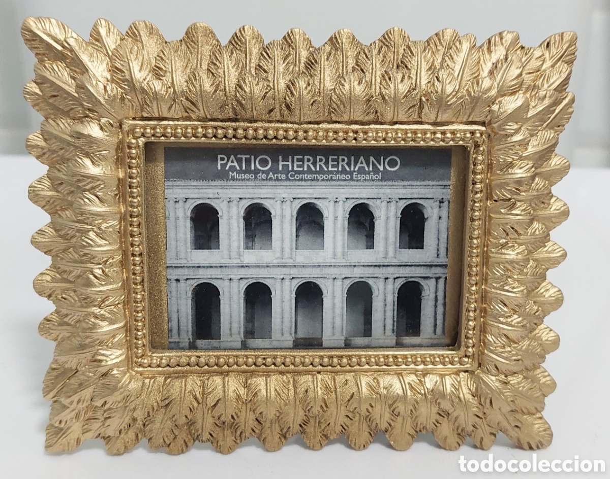 Vintage: Bonito marco dorado con plumillas en resina