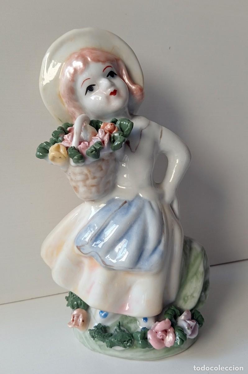 Vintage: FIGURA DE ADORNO RETRO VINTAGE MUJER CON CESTA DE FLORES EN CER&Aacute;MICA