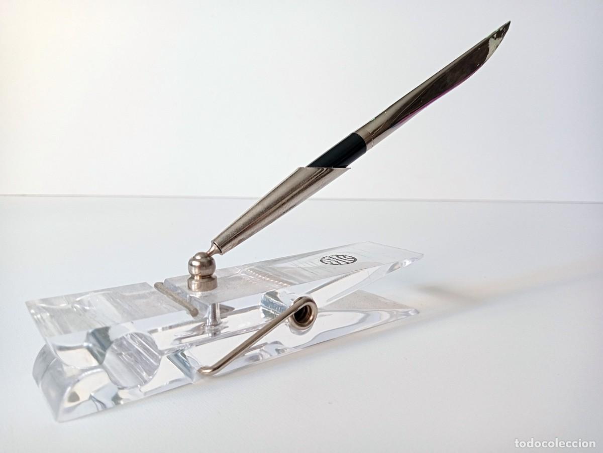 Vintage: PISAPAPELES VINTAGE EN FORMA DE ALFILER PARA ROPA CON PLUMA