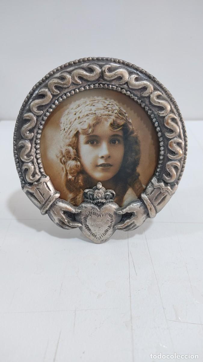 Vintage: 1060 PORTA RETRATOS DE SOBREMESA DE METAL PLATEADO, A&Ntilde;OS 70, USADO