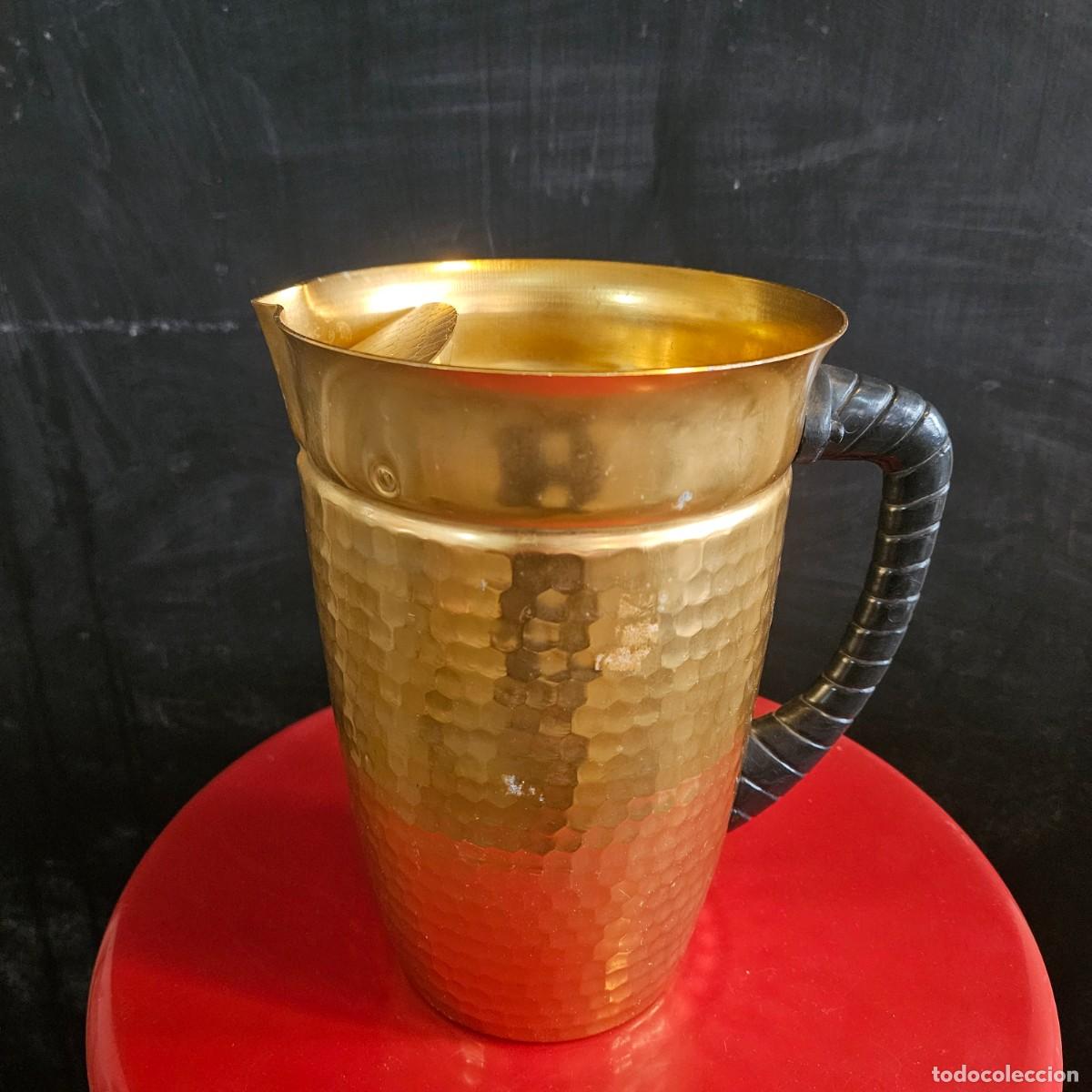 Vintage: Jarra de aluminio dorada y martillada