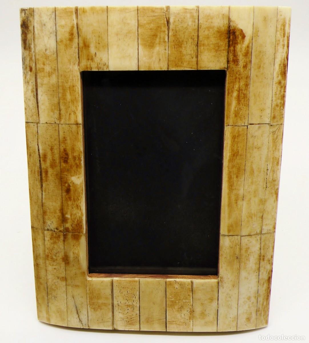 Vintage: MARCO PORTAFOTOS DECORADO CON PLACAS DE HUESO. SIGLO XX