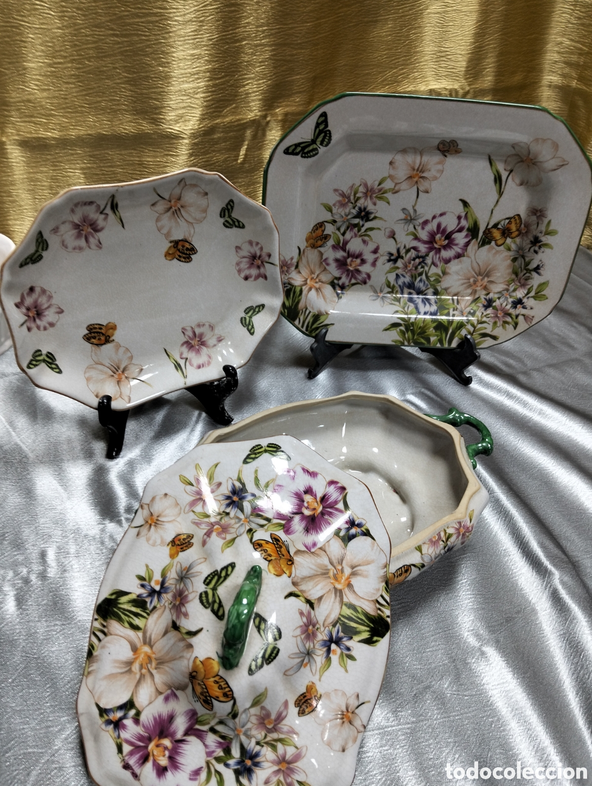 Vintage: piezas de vajilla coleccionables, espec&iacute;ficamente un plato y un cuenco con tapa, de estilo vintage