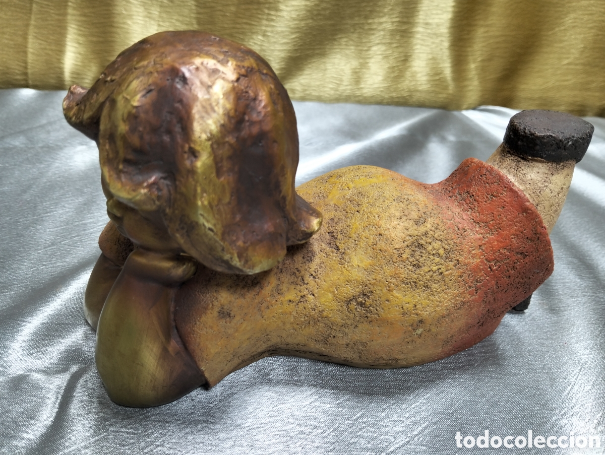 Vintage: un ni&ntilde;o durmiendo, con un acabado dorado y p&aacute;tina de estilo bronce