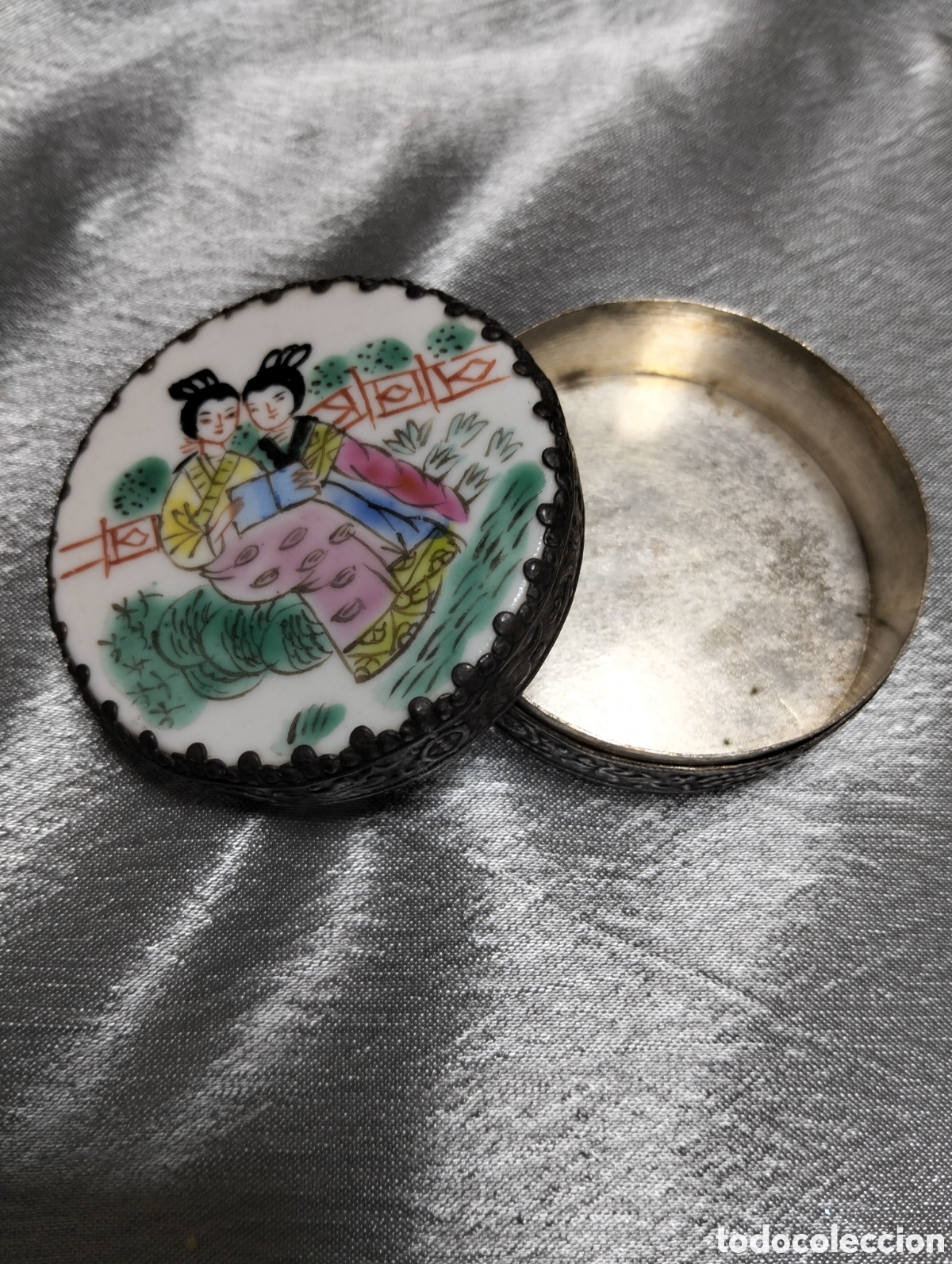 Vintage: Caja antigua China en porcelana pintada a mano y metal repujado con espejo en el interior .