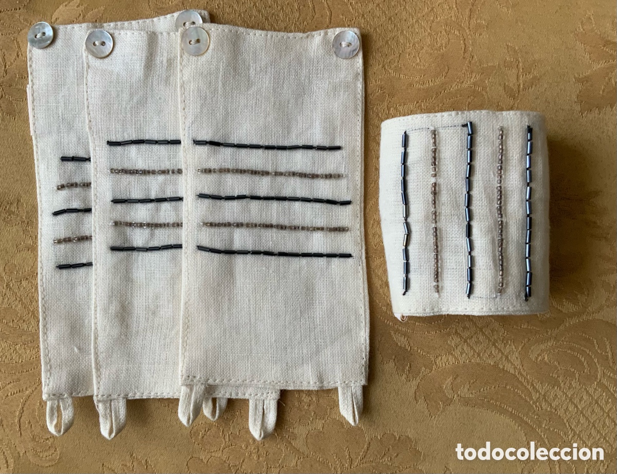 Vintage: 4 SERVILLETEROS DE HILO DE INDIA CON ABALORIOS