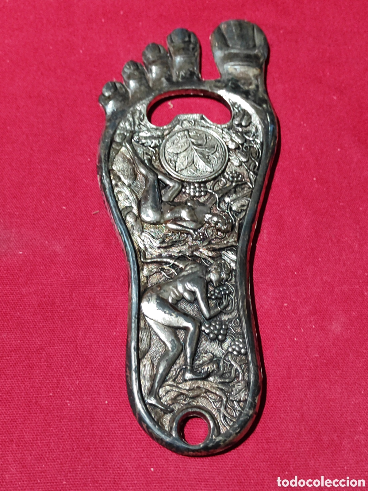 Vintage: Curioso y gran abridor con forma de pie tallado