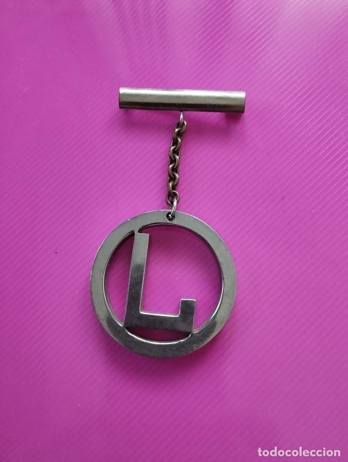 Vintage: Broche con colgante letra L plateado a&ntilde;os 70