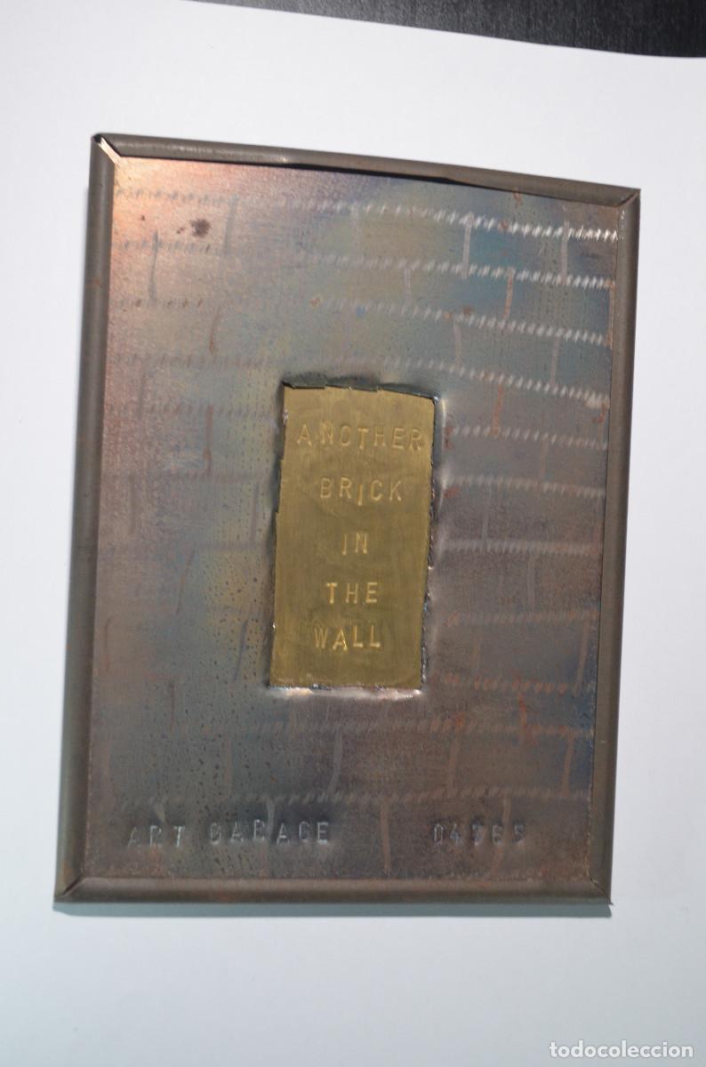 Vintage: Cuadro de decoraci&oacute;n met&aacute;lica hecha a mano &rdquo;Another Brick in the Wall&rdquo;.