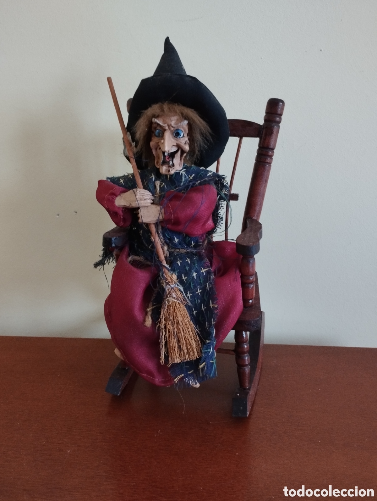 Vintage: Bruja sentada en mecedora