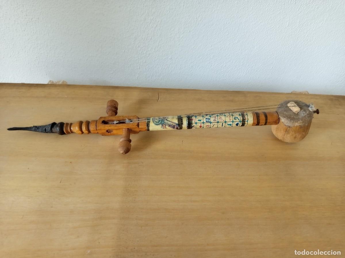 Vintage: Instrumento musical de madera con cuerdas.vintage