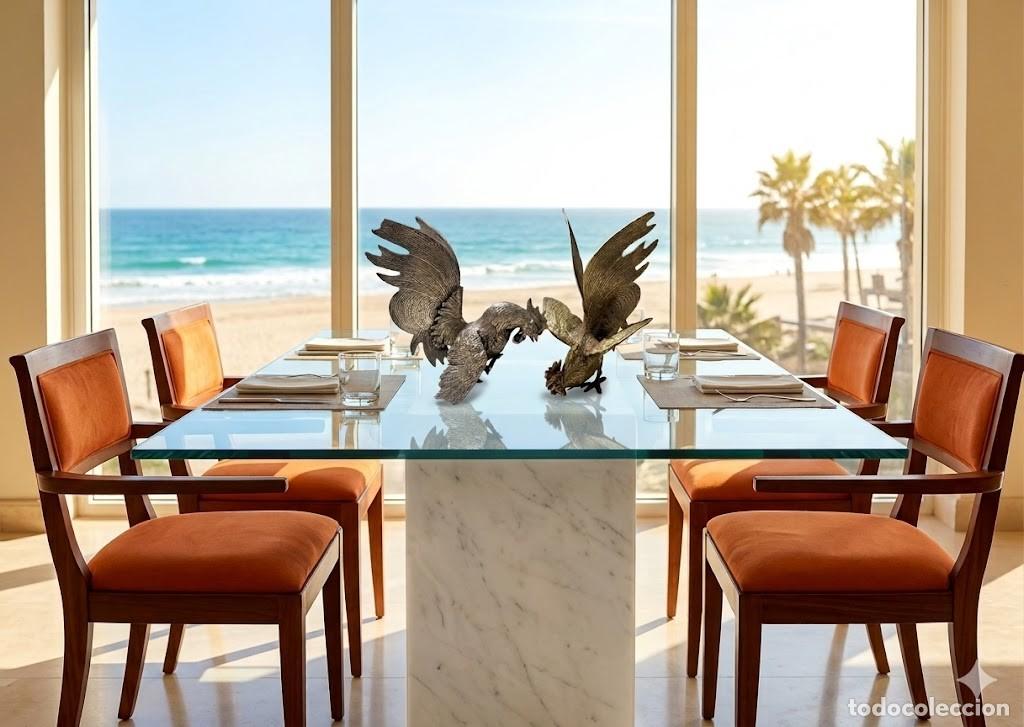 Vintage: Esculturas antiguas de gallos vintage.