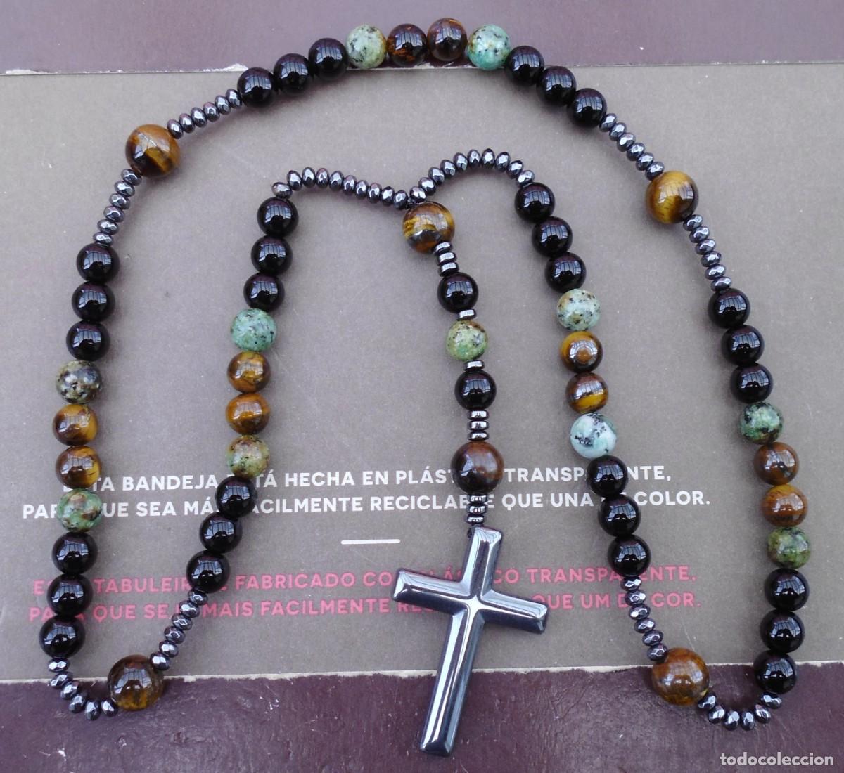 Vintage: Rosario artesanal con cuentas de piedras naturales y una cruz en piedra creo
