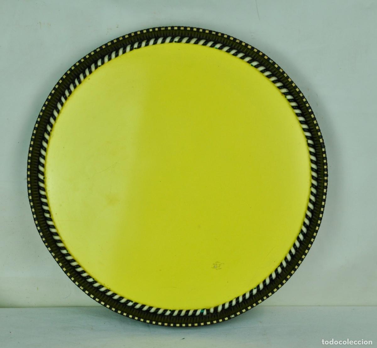 Vintage: Bandeja en conglomerado forrada de pl&aacute;stico amarillo y negro