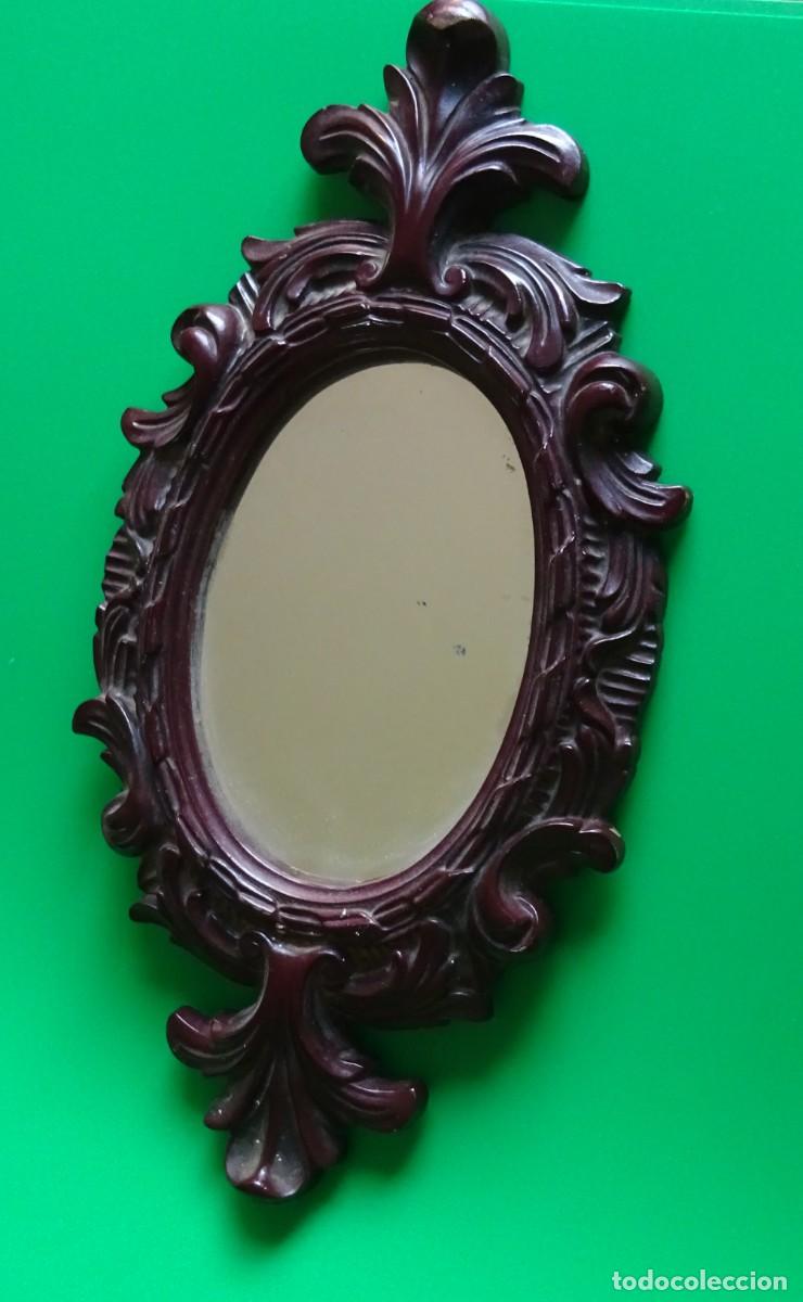 Vintage: PEQUE&Ntilde;O ESPEJO OVALADO CON MARCO DE RESINA TALLADA, A&Ntilde;OS 70