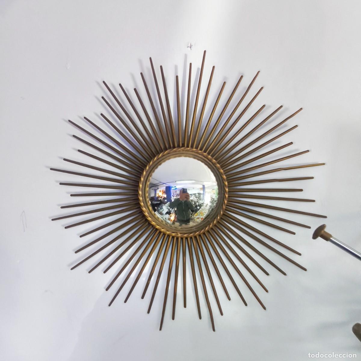 Vintage: Espejo vintage espejo de sol dorado marca Chaty Vallauris con un dise&ntilde;o llamativo y todo de origen.