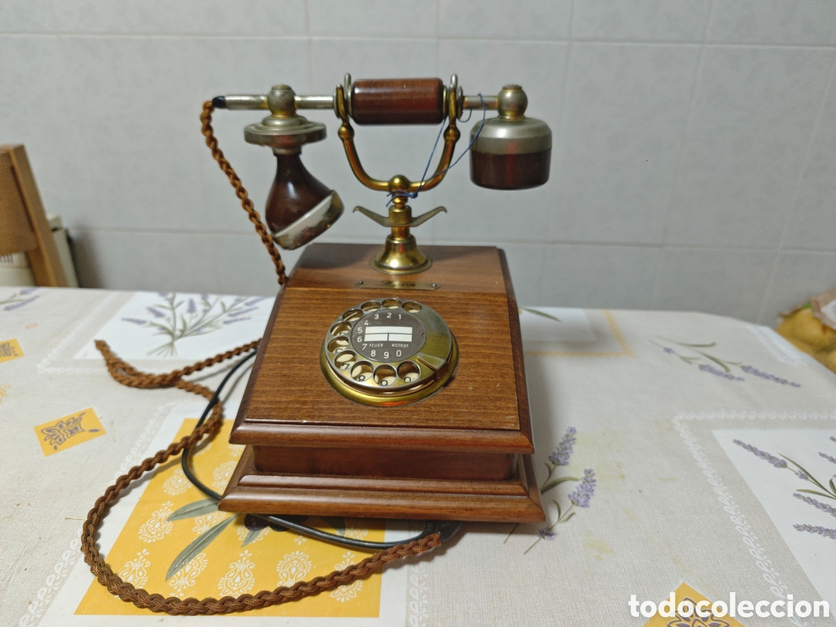 Vintage: Tel&eacute;fono antiguo hecho en madera y metal