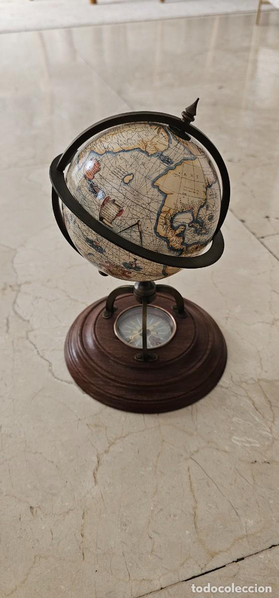 Vintage: Globo terrestre y brujula bronce sobre madera