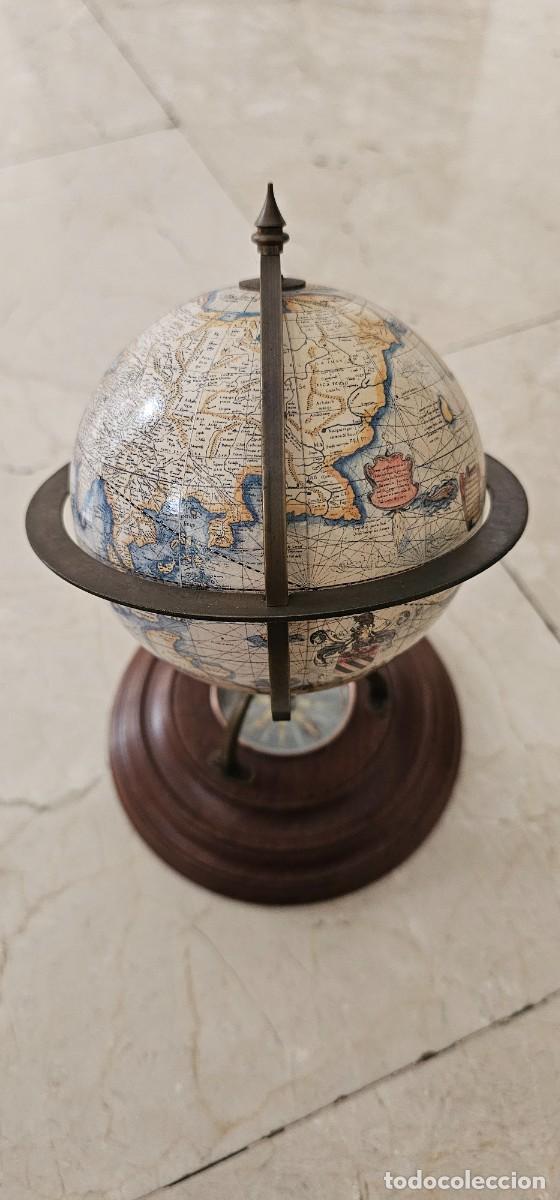 Vintage: Globo terrestre y brujula bronce sobre madera - Foto 2