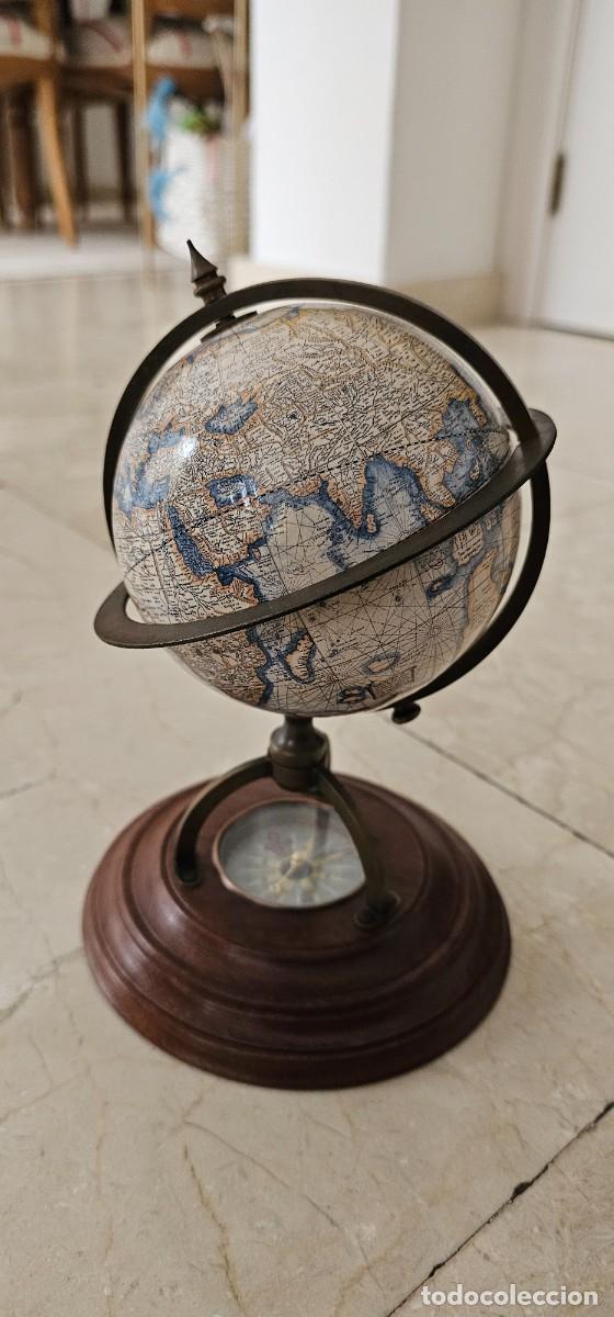 Vintage: Globo terrestre y brujula bronce sobre madera - Foto 3
