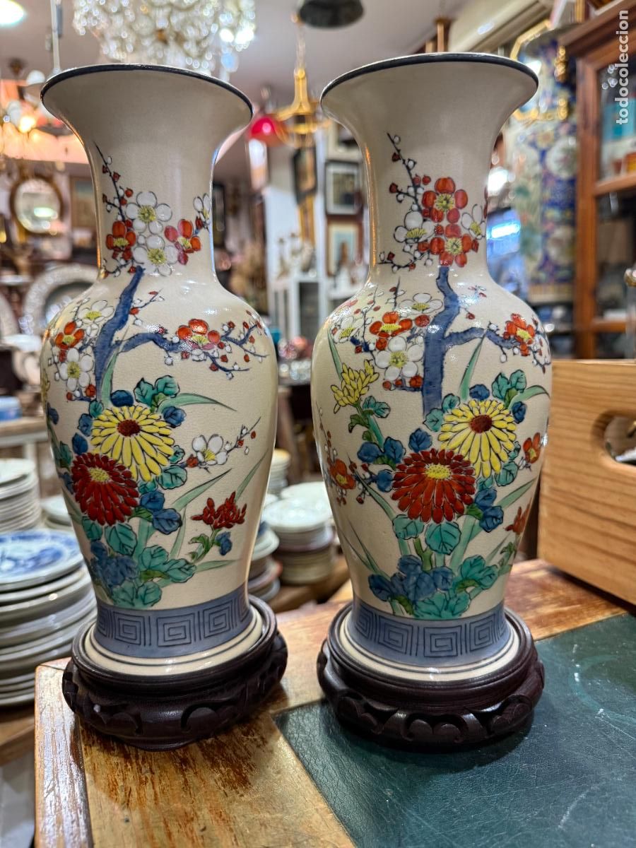 Vintage: PAREJA DE JARRONES CERAMICO ESTILO SATSUMA CON BASE DE MADERA - MEDIDA 28,5 CM