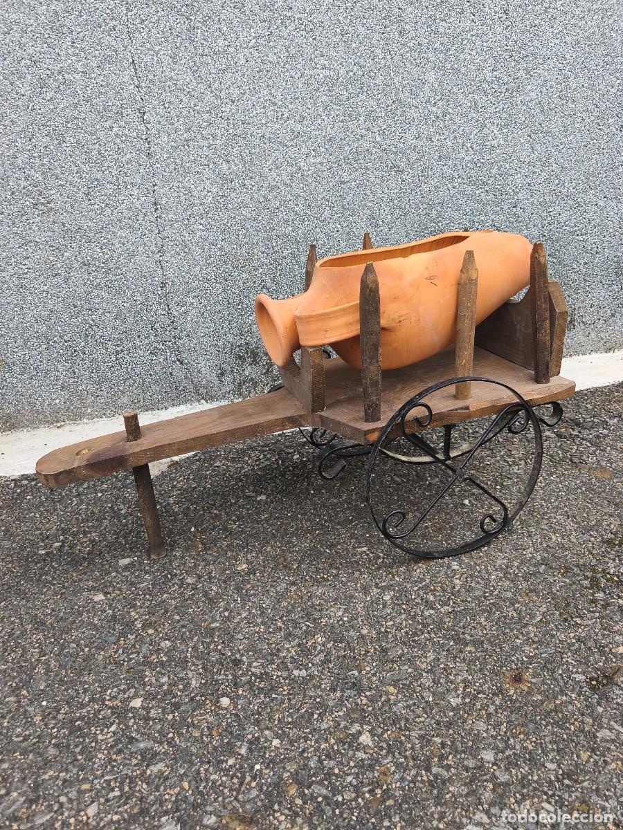 Vintage: carro de bueyes . Decoraci&oacute;n . madera maciza y forja, a&ntilde;os 80 , con &aacute;nfora jardinera . 90 cm largo