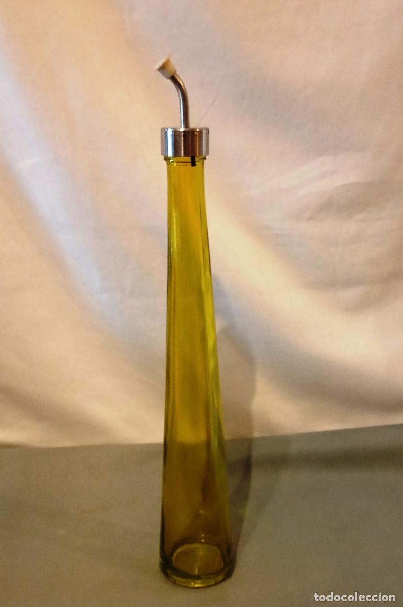 Vintage: Aceitera de vidrio de estilo minimalista con un dise&ntilde;o alargado y elegante