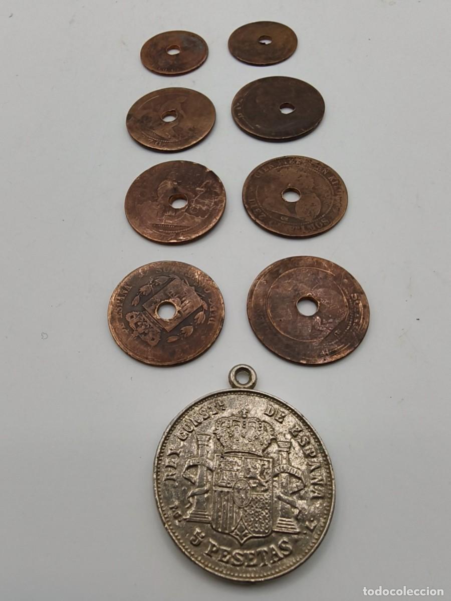 Vintage: Lote de monedas aujereadas antiguas, y llavero replica de un 5 pts.