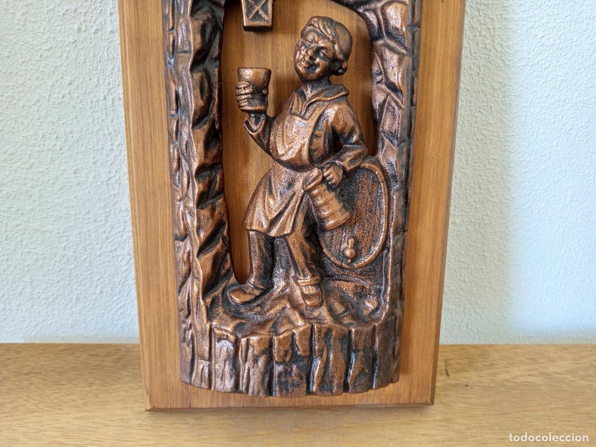 Vintage: Placa en relieve ,tallado de madera y metal figura hombre bebiendo antigua