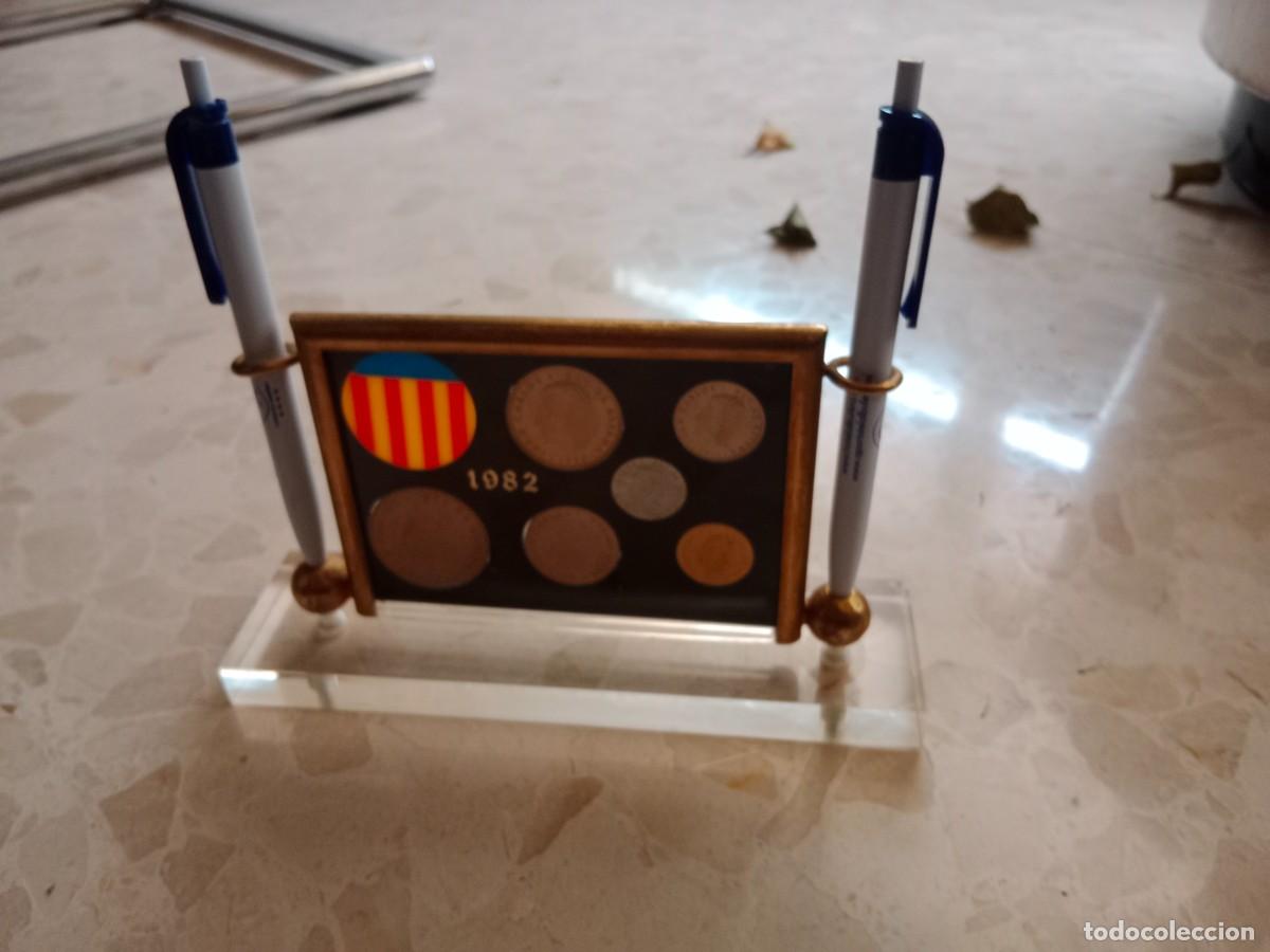 Vintage: RARO PORTA BOLIGRAFOS DE ESCRITORIO , EN METACRILATO CON LAS MONEDAS DEL MUNDIAL DE FUTBOL ESPA&Ntilde;A 92