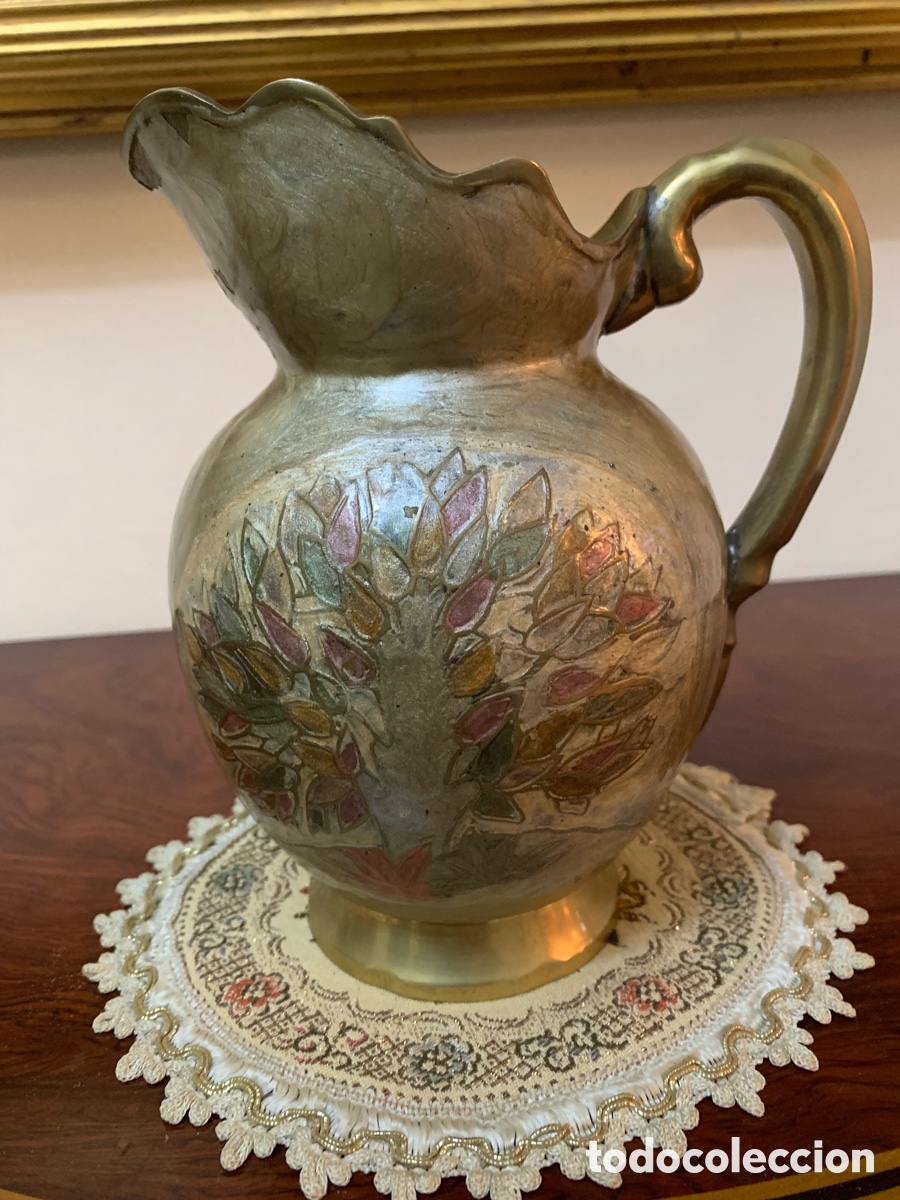 Vintage: Jarra vintage de metal patinado con relieve floral