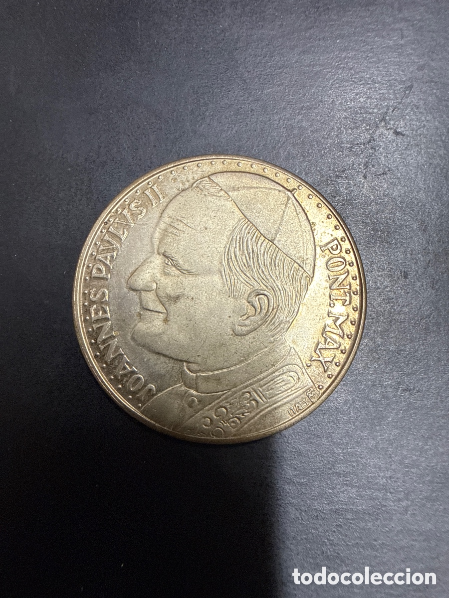 Vintage: medalla conmemorativa del Vaticano con la imagen de Juan Pablo II y plaza san Pedro.